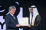 Prof. Eicke Weber receives the award from His Highness General Sheikh Mohammed bin Zayed Al Nayhan, Crown Prince of Abu Dhabi. © Ryan Carter/Crown Prince Court - Abu Dhabi