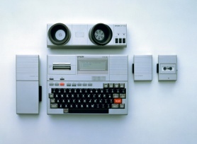 Juli 1982: Mit dem HX-20 präsentiert Epson den weltweit ersten tragbaren Computer.